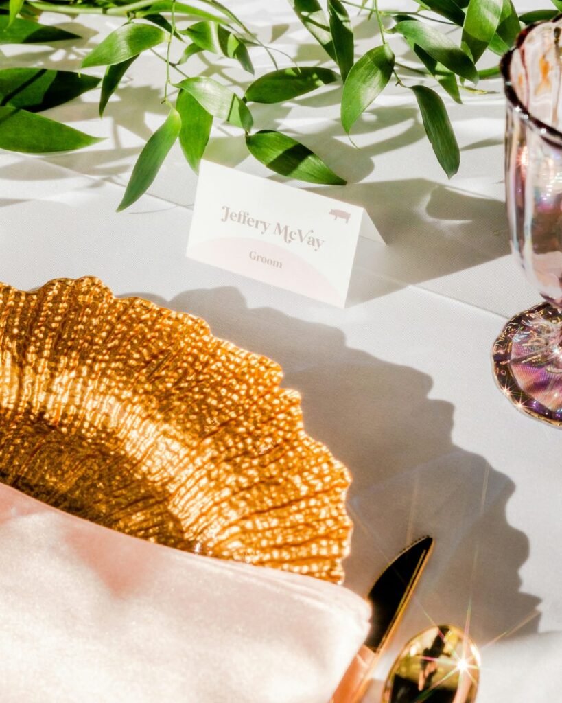 Tarjeta con nombre sobre la mesa de una boda