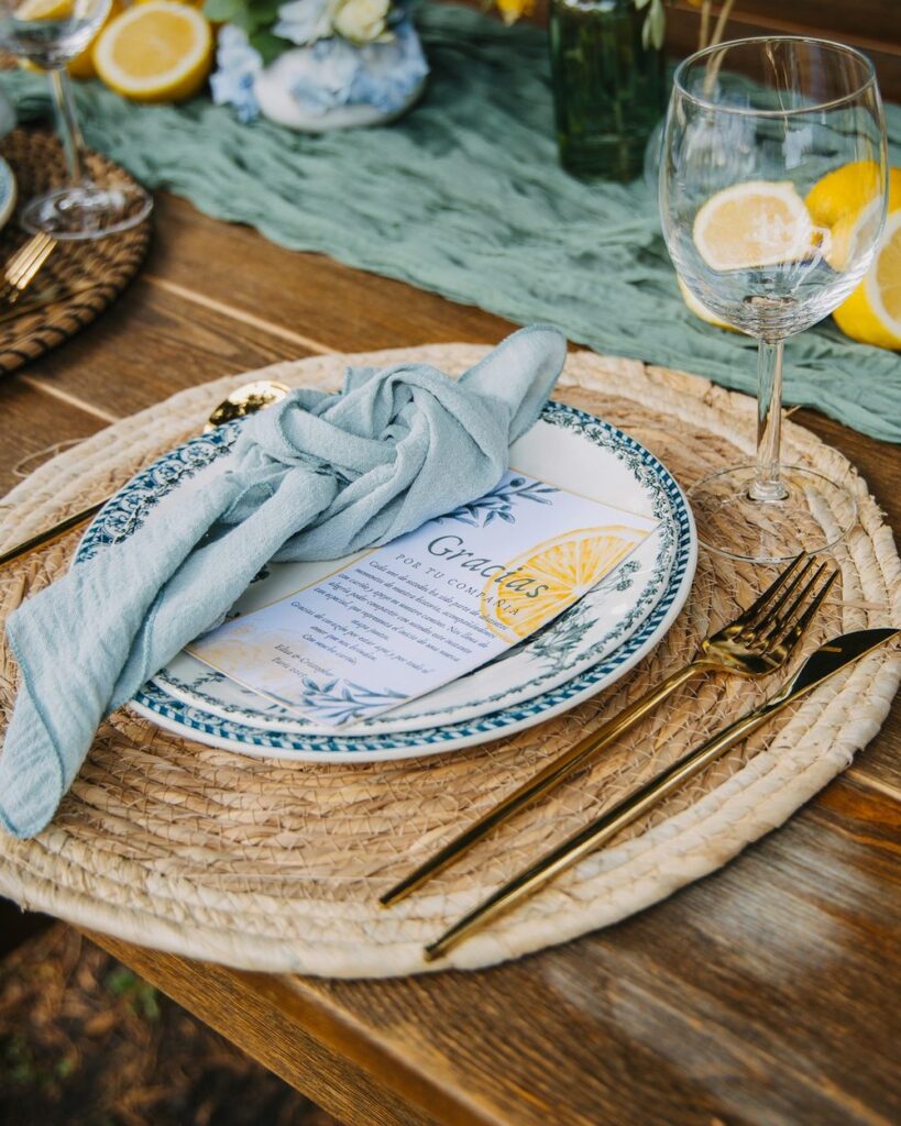 Servilleta y cubiertos en una mesa de boda de madera