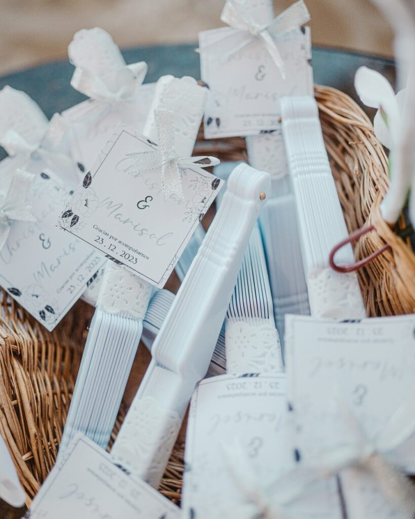 Detalles para invitados con tarjeta en una cesta