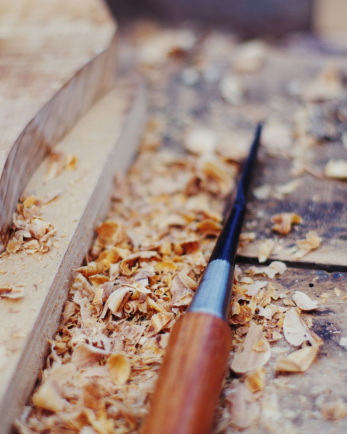 Gubia de artesano sobre virutas de madera