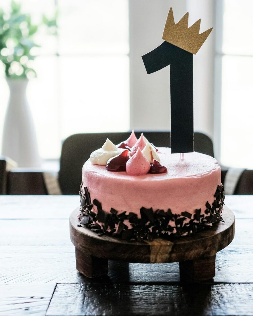 Tarta de primer cumpleaños con topper del número uno