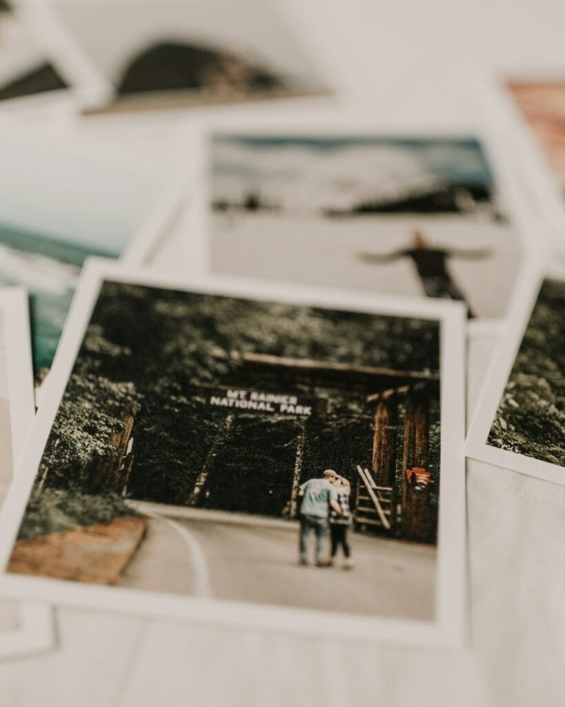 Fotografías reveladas en papel sobre una mesa