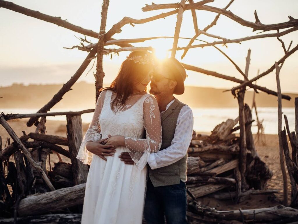 Pareja al atardecer en la playa, fotografía de Love+Love